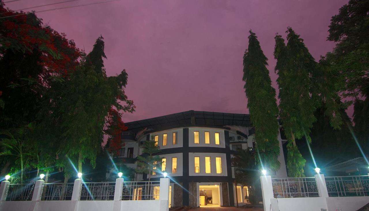 Strand Resort Lonavla Exterior foto