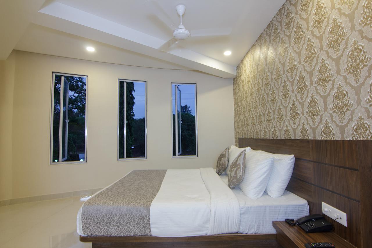 Strand Resort Lonavla Exterior foto
